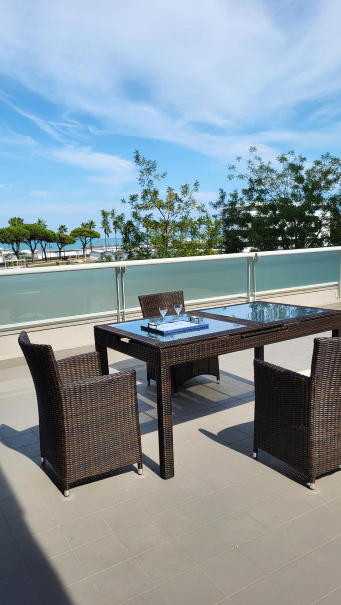 White-blue Vibes, Seafront 2-bedroom Montesilvano
